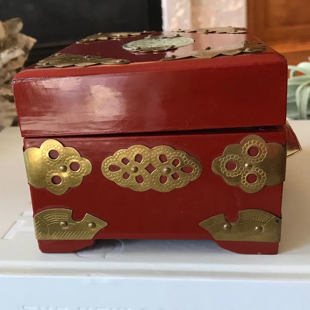 VINTAGE RED CHINESE JEWELRY BOX WITH LOCK & KEY